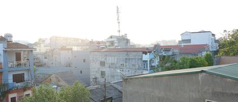 Zona residencial con edificios, un tanque de agua y una torre de comunicaciones.