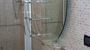 Dusche, Haartrockner, Bidet, Handtücher