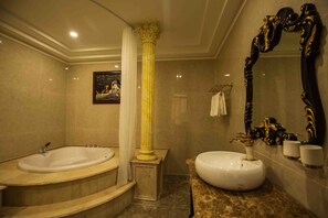 Vòi sen/bồn tắm kết hợp, đồ dùng nhà tắm miễn phí, máy sấy tóc