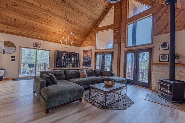 Smart TV, fireplace, video games, DVD player - Family & Pet friendly Chalet in Duck Creek Village, by BrianHead /Zion/Bryce Can (Duck Creek Village)