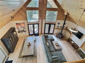 Smart TV, fireplace, video games, DVD player - Family & Pet friendly Chalet in Duck Creek Village, by BrianHead /Zion/Bryce Can (Duck Creek Village)