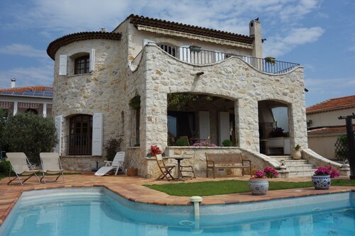 Charming Provencal farmhouse, nice and well located, with pool
