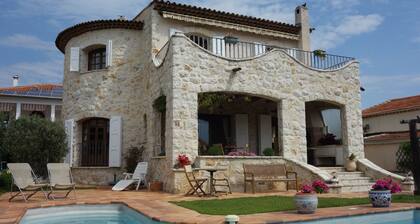 Charming Provencal farmhouse, nice and well located, with pool