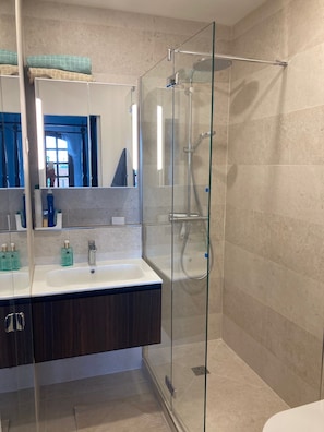 Badewanne, Haartrockner, Handtücher, Seife