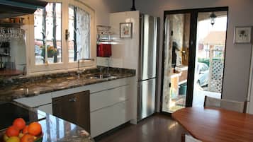 Een koelkast, een microgolfoven, een oven, een kookplaat