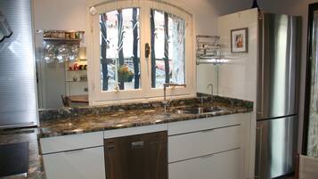 Een koelkast, een microgolfoven, een oven, een kookplaat