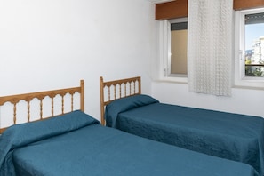2 slaapkamers, een strijkplank/strijkijzer, beddengoed