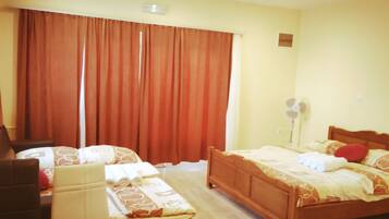 Family Studio | Desk, free WiFi, bed sheets