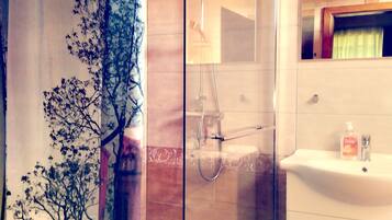 Family Studio | Bathroom | Towels, soap, toilet paper