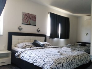 Deluxe Studio | Desk, free WiFi, bed sheets