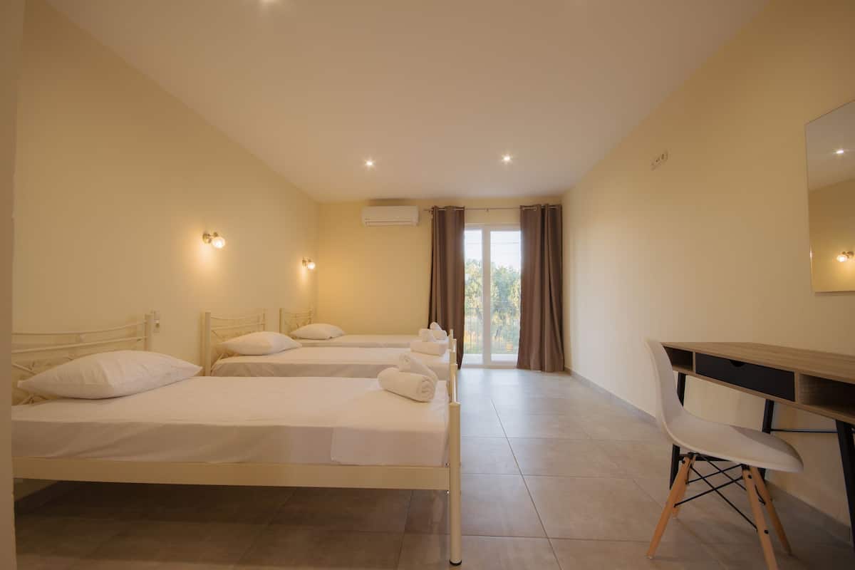 Comfort Triple Room | 1 bedroom, hypo-allergenic bedding, individually furnished, desk