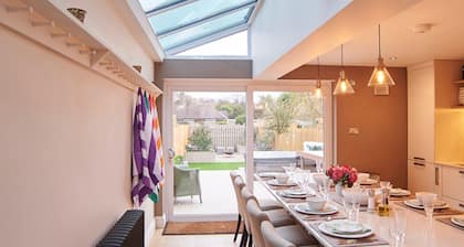 Relaxed luxury with Hot Tub, Child & Pet Friendly!