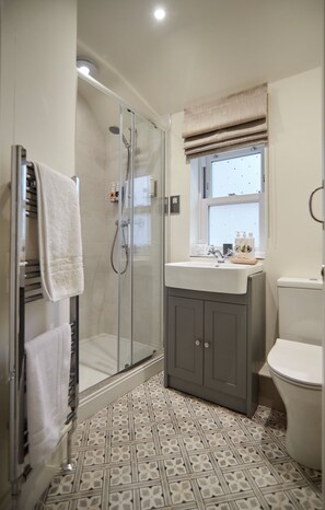 Een bad/douchecombinatie, milieuvriendelijke toiletartikelen