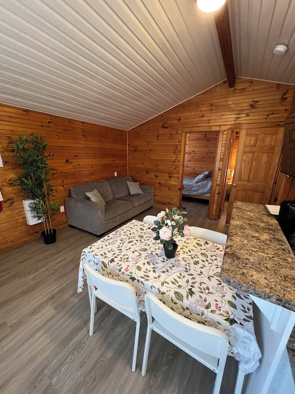 Beachfront Cottage In Wasaga Beach - Sandpiper Beach Resort - Cottage # 5 - Wasaga Beach