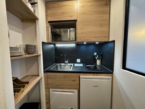 Een koelkast, een magnetron, een oven, een vaatwasser