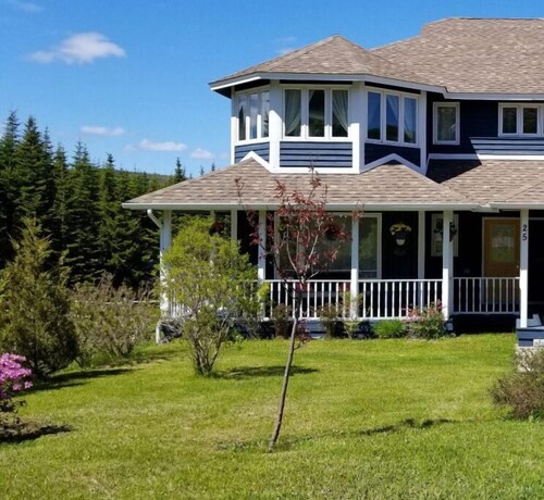 With view of the garden! Total relaxation in the heart of the Trinity Bight!