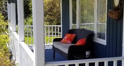 With view of the garden! Total relaxation in the heart of the Trinity Bight!