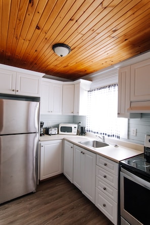 Fridge, microwave, oven, stovetop - BEACHFRONT COTTAGE IN WASAGA BEACH - SANDPIPER BEACH RESORT - COTTAGE # 10 (Wasaga Beach)