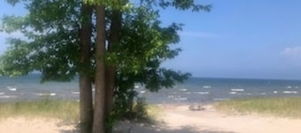 BEACHFRONT COTTAGE IN WASAGA BEACH - SANDPIPER BEACH RESORT - COTTAGE # 10