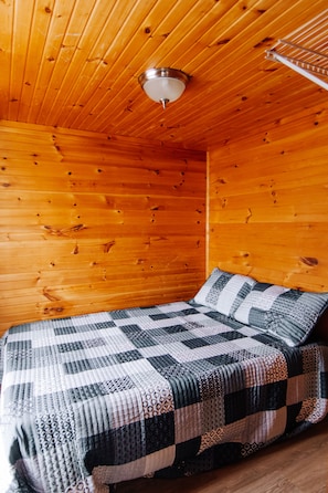 4 bedrooms, free WiFi - BEACHFRONT COTTAGE IN WASAGA BEACH - SANDPIPER BEACH RESORT - COTTAGE # 10 (Wasaga Beach)