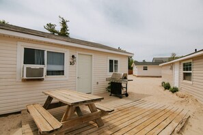 Outdoor dining - BEACHFRONT COTTAGE IN WASAGA BEACH - SANDPIPER BEACH RESORT - COTTAGE # 10 (Wasaga Beach)