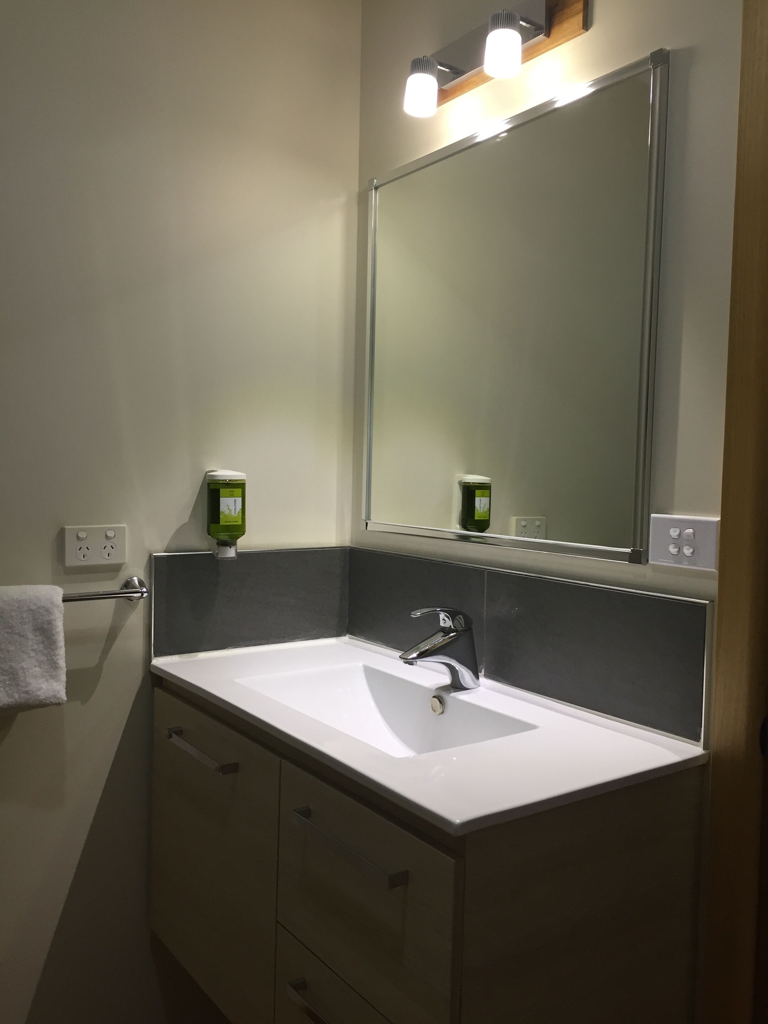 Heated outdoor pool . 25min from Bicheno and St Helens  . — image 22