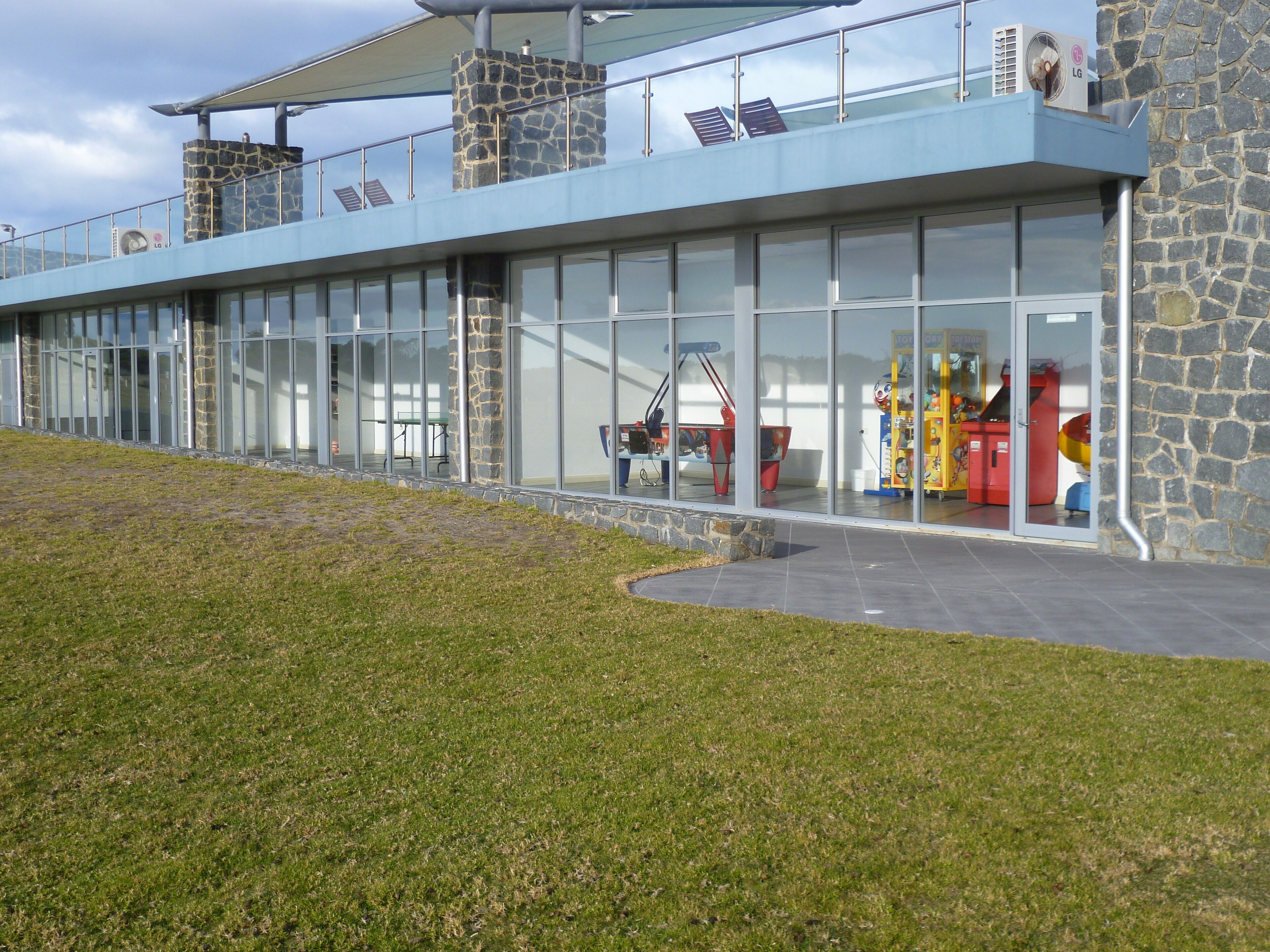 Heated outdoor pool . 25min from Bicheno and St Helens  . — image 26