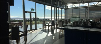 Heated outdoor pool . 25min from Bicheno and St Helens  .