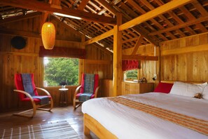 Trang trí khác biệt, trang bị nội thất với thiết kế riêng biệt, bàn 