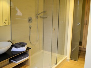 Shower, hair dryer, towels - Double room large (with balcony/terrace) - Brauerei-Gasthof Pfister (Eggolsheim)