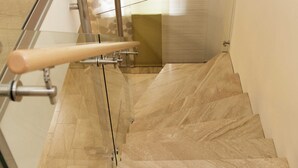 A modern staircase with glass railings and a handrail. - Double room large (with balcony/terrace) - Brauerei-Gasthof Pfister (Eggolsheim)