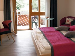 1 bedroom, travel cot, WiFi, bed sheets - Double room large (with balcony/terrace) - Brauerei-Gasthof Pfister (Eggolsheim)