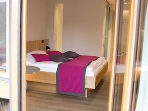 1 bedroom, travel crib, WiFi, bed sheets - Double room large (with balcony/terrace) - Brauerei-Gasthof Pfister (Eggolsheim)