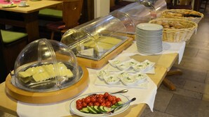 A buffet setup with various food items and serving dishes. - Double room large (with balcony/terrace) - Brauerei-Gasthof Pfister (Eggolsheim)