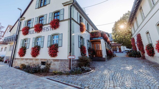 A building with multiple windows and a sign that reads "Fleureisen". - Double room large (with balcony/terrace) - Brauerei-Gasthof Pfister (Eggolsheim)