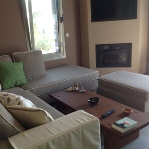 Smart TV, chimenea, tenis de mesa y libros 