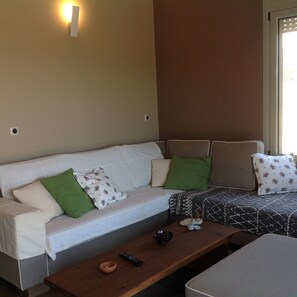 Smart TV, chimenea, tenis de mesa y libros 