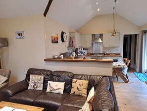 Smart-TV, Kamin, DVD-Player, Bücher