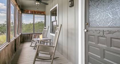 Honey Hill Forget Me Not Cabin | Hot Tub | Full Kitchen | Close to town