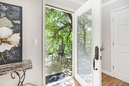 Kellys Creekside Sandys Serenity | 2/1 Bungalow | Hot Tub | Walk to Main