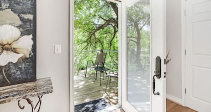 Kellys Creekside Sandys Serenity | 2/1 Bungalow | Hot Tub | Walk to Main