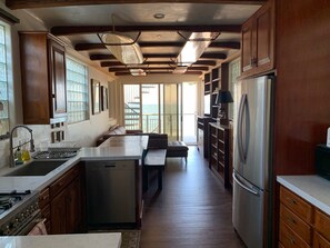 Mikrovågsugn, diskmaskin och grytor/köksredskap