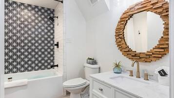 Douche, sèche-cheveux, serviettes fournies