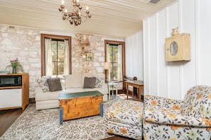 TV - Itz Inn Back Privacy Suite | Sleeps 2 | Next to Hondo's On Main Street (Fredericksburg)