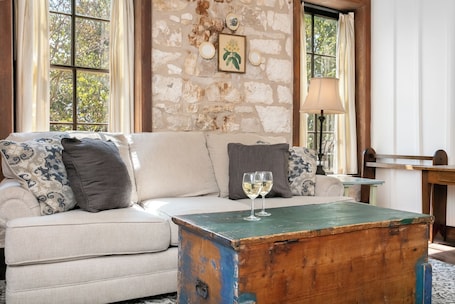 TV. Itz Inn Back Privacy Suite | Sleeps 2 | Next to Hondo's On Main Street