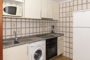 Fridge, microwave, oven, coffee/tea maker
