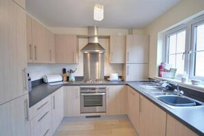 Geladeira, micro-ondas, fogão, lava-louças