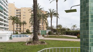 A residential building with a swimming pool, palm trees, and a well-maintained lawn. - LIDER, 2-G (Cullera)