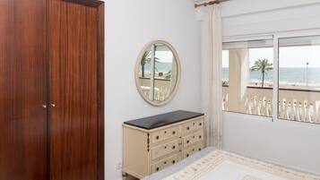 3 slaapkamers, een strijkplank/strijkijzer, beddengoed