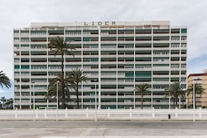 A multi-story hotel named 'LIDER' with a uniform exterior, multiple balconies, and palm trees in the foreground. - LIDER, 2-G (Cullera)